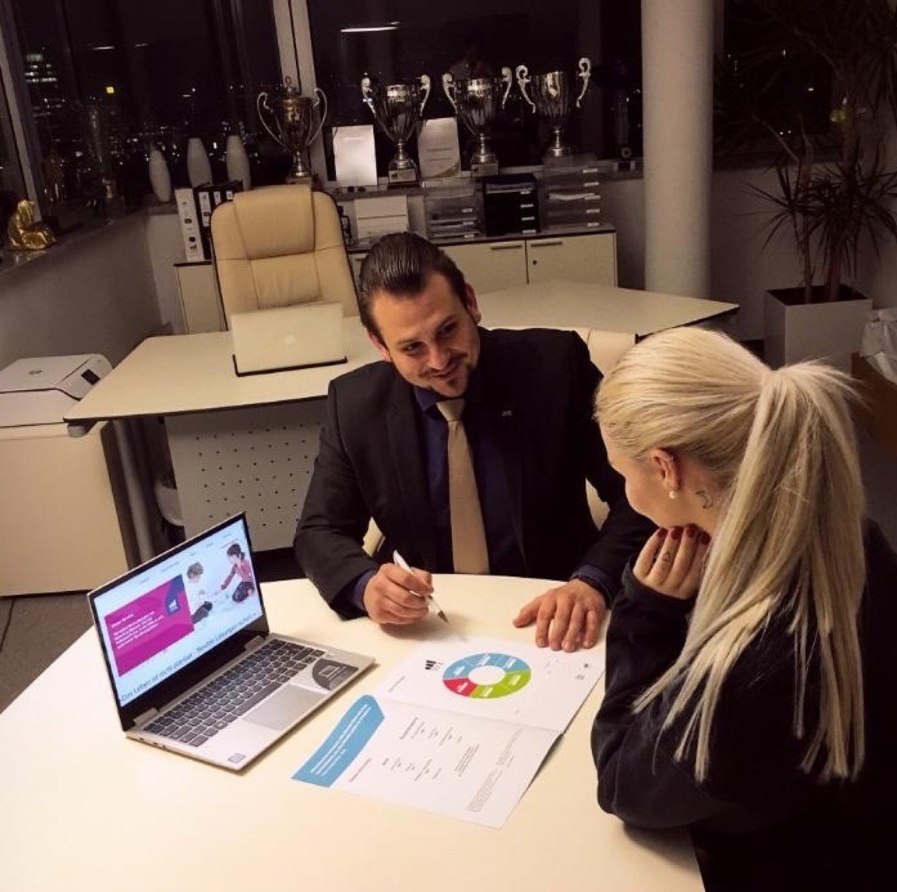 Finanzierungsgespräch im Büro in Linz