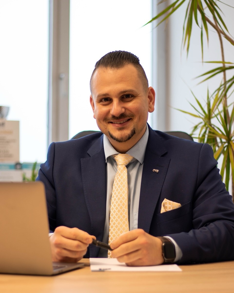 Roman Scheuchenstuhl, Bezirksdirektor für die OVB, im Büro in Linz