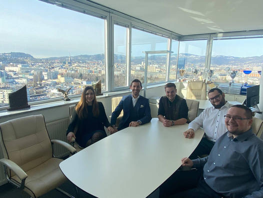 Besprechung im Büro in der Lastenstraße 36 mit Blick über Linz